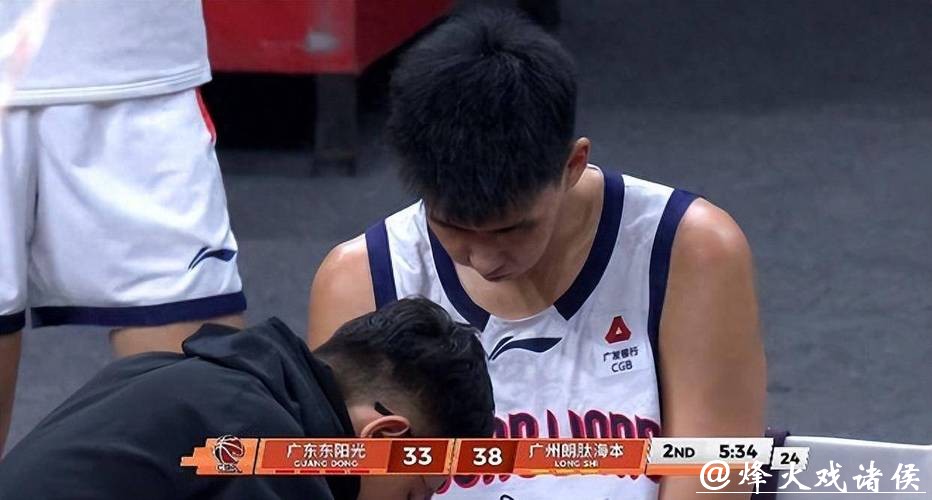 广东男篮五连胜稳如老狗，广州队第二节反扑却被打懵，实力差距藏不住，徐昕被杜锋点名送大礼包，师徒情深成最暖看点